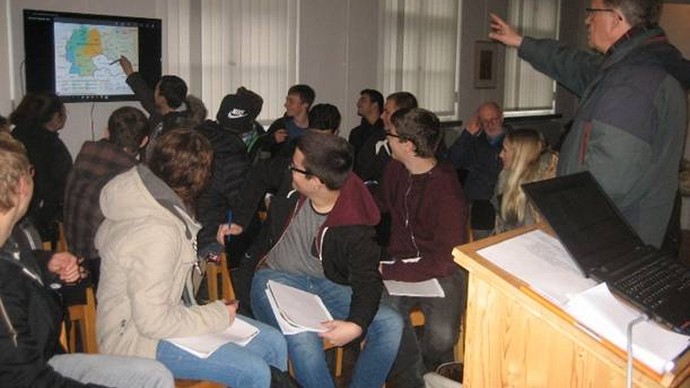 Besprechungsraum mit Menschen, die sich unterhalten.