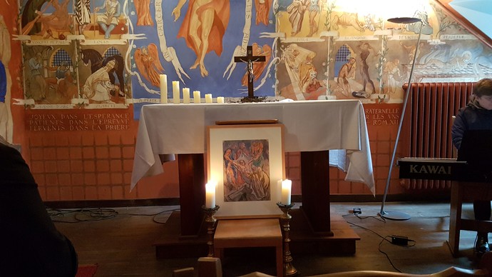 Andachtsraum mit Altar und Kerzenschmuck